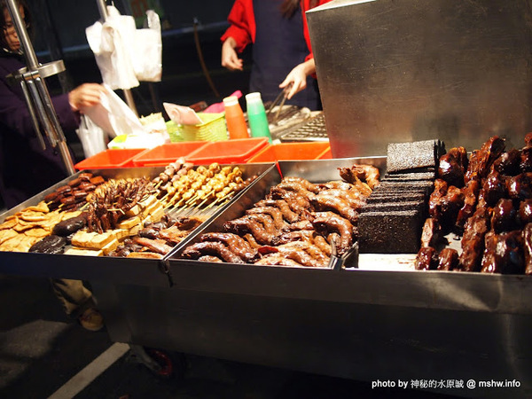 環中觀光夜市：【景點】台中環中觀光夜市@西屯 : 7000坪大容量的新夜市？!停車方便,攤位沒有經貿多,感覺比較接近龍富…