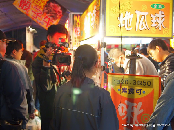 環中觀光夜市：【景點】台中環中觀光夜市@西屯 : 7000坪大容量的新夜市？!停車方便,攤位沒有經貿多,感覺比較接近龍富…