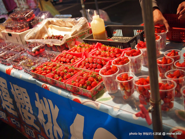 環中觀光夜市：【景點】台中環中觀光夜市@西屯 : 7000坪大容量的新夜市？!停車方便,攤位沒有經貿多,感覺比較接近龍富…