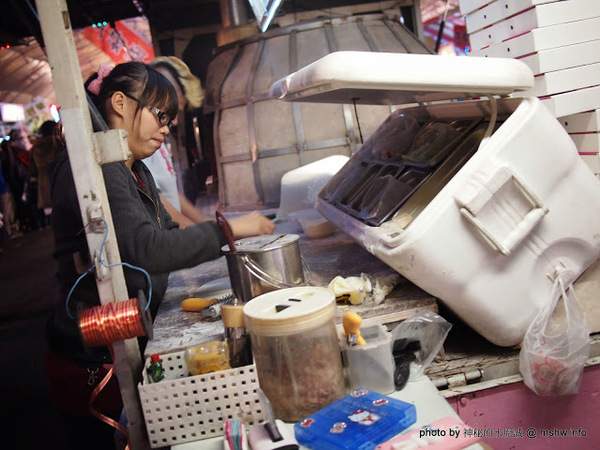 環中觀光夜市：【景點】台中環中觀光夜市@西屯 : 7000坪大容量的新夜市？!停車方便,攤位沒有經貿多,感覺比較接近龍富…