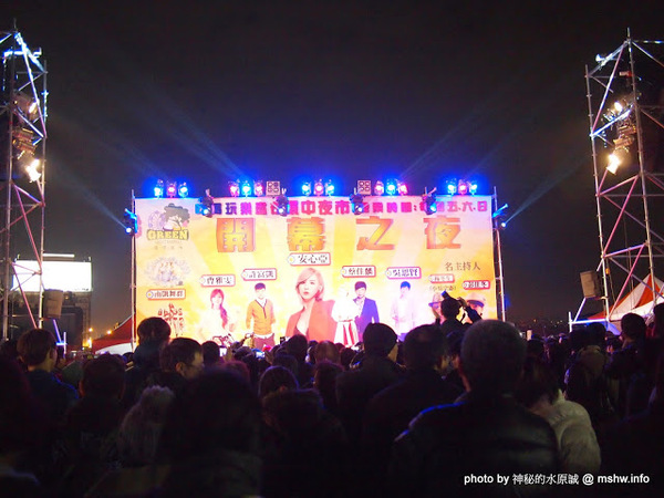 環中觀光夜市：【景點】台中環中觀光夜市@西屯 : 7000坪大容量的新夜市？!停車方便,攤位沒有經貿多,感覺比較接近龍富…