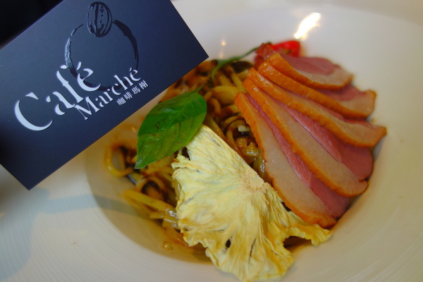 咖啡瑪榭Cafe Marche(台中店)：1040305[官本金文愛台灣]台中市西區從台北紅到台中的甜點之王Café Marché咖啡瑪榭獨棟歐式庭園風美味氣氛棒