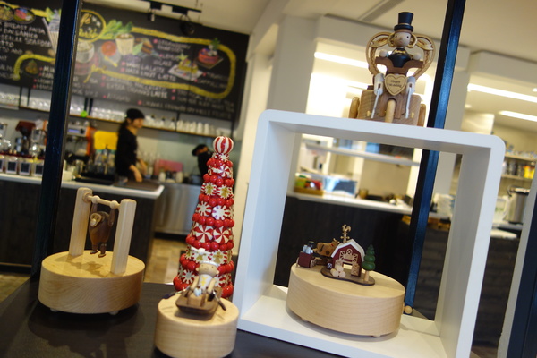 咖啡瑪榭Cafe Marche(台中店)：1040305[官本金文愛台灣]台中市西區從台北紅到台中的甜點之王Café Marché咖啡瑪榭獨棟歐式庭園風美味氣氛棒