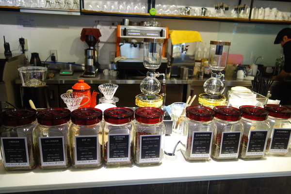 咖啡瑪榭Cafe Marche(台中店)：1040305[官本金文愛台灣]台中市西區從台北紅到台中的甜點之王Café Marché咖啡瑪榭獨棟歐式庭園風美味氣氛棒