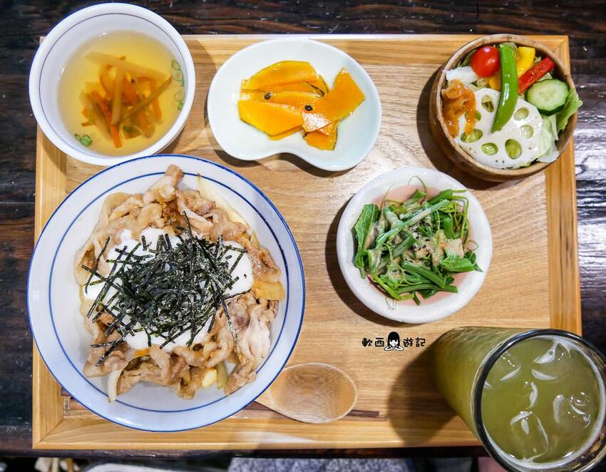 台南中西區美食推薦》kokoni cafe●浮誇草莓冰山!!! 季節限定草莓鬆餅 老宅文青咖啡廳 有插座(免費) 台南美食/台南餐廳/台南咖啡廳 - 軟西，遊記