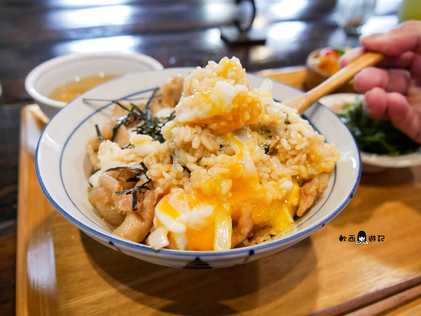 台南中西區美食推薦》kokoni cafe●浮誇草莓冰山!!! 季節限定草莓鬆餅 老宅文青咖啡廳 有插座(免費) 台南美食/台南餐廳/台南咖啡廳 - 軟西，遊記