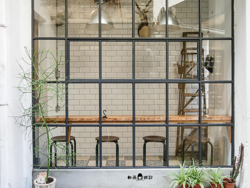 台南中西區美食推薦》kokoni cafe●浮誇草莓冰山!!! 季節限定草莓鬆餅 老宅文青咖啡廳 有插座(免費) 台南美食/台南餐廳/台南咖啡廳 - 軟西，遊記