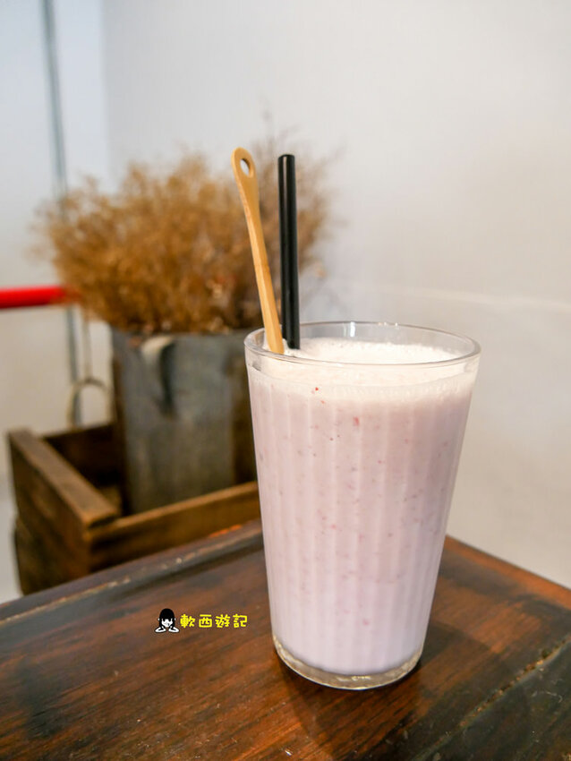台南中西區美食推薦》kokoni cafe●浮誇草莓冰山!!! 季節限定草莓鬆餅 老宅文青咖啡廳 有插座(免費) 台南美食/台南餐廳/台南咖啡廳 - 軟西，遊記