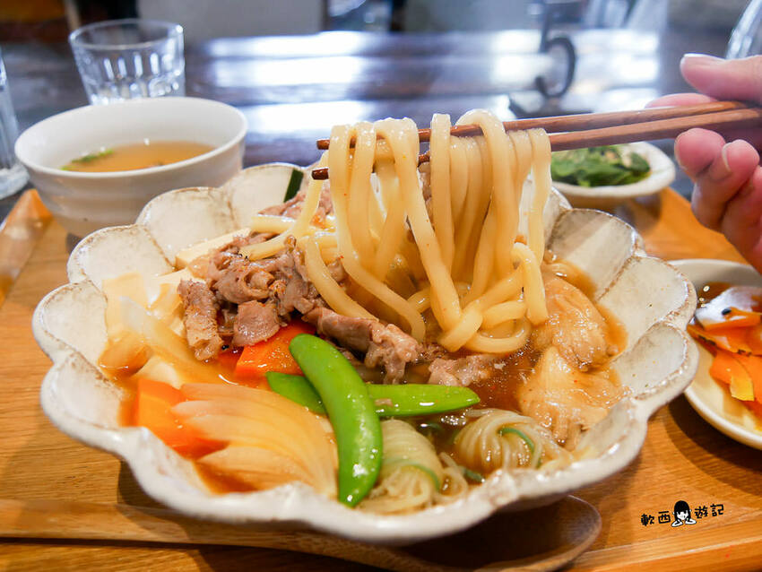 台南中西區美食推薦》kokoni cafe●浮誇草莓冰山!!! 季節限定草莓鬆餅 老宅文青咖啡廳 有插座(免費) 台南美食/台南餐廳/台南咖啡廳 - 軟西，遊記