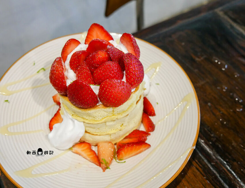 台南中西區美食推薦》kokoni cafe●浮誇草莓冰山!!! 季節限定草莓鬆餅 老宅文青咖啡廳 有插座(免費) 台南美食/台南餐廳/台南咖啡廳 - 軟西，遊記