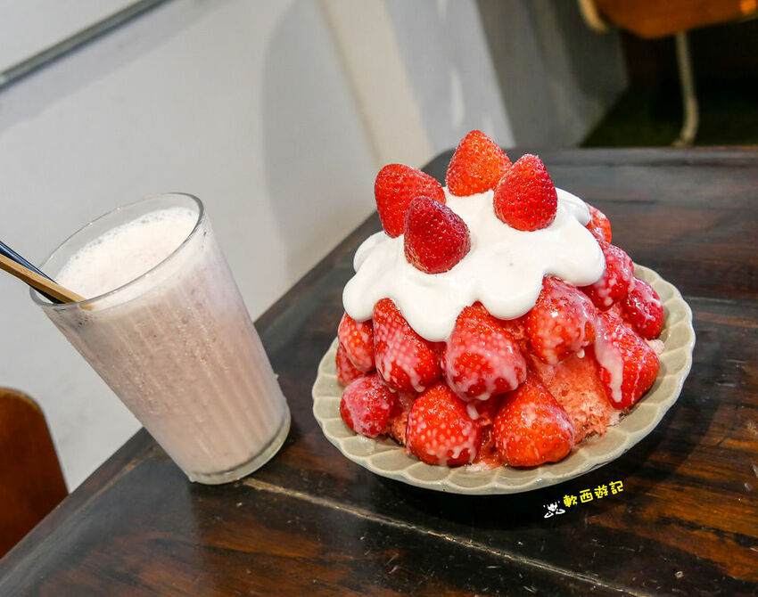 台南中西區美食推薦》kokoni cafe●浮誇草莓冰山!!! 季節限定草莓鬆餅 老宅文青咖啡廳 有插座(免費) 台南美食/台南餐廳/台南咖啡廳 - 軟西，遊記