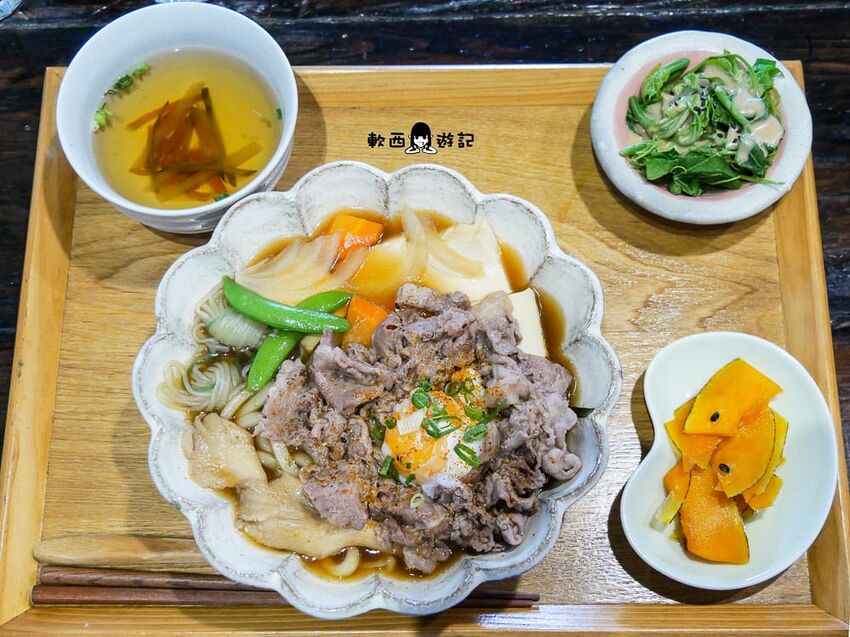 台南中西區美食推薦》kokoni cafe●浮誇草莓冰山!!! 季節限定草莓鬆餅 老宅文青咖啡廳 有插座(免費) 台南美食/台南餐廳/台南咖啡廳 - 軟西，遊記