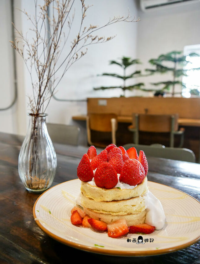 台南中西區美食推薦》kokoni cafe●浮誇草莓冰山!!! 季節限定草莓鬆餅 老宅文青咖啡廳 有插座(免費) 台南美食/台南餐廳/台南咖啡廳 - 軟西，遊記