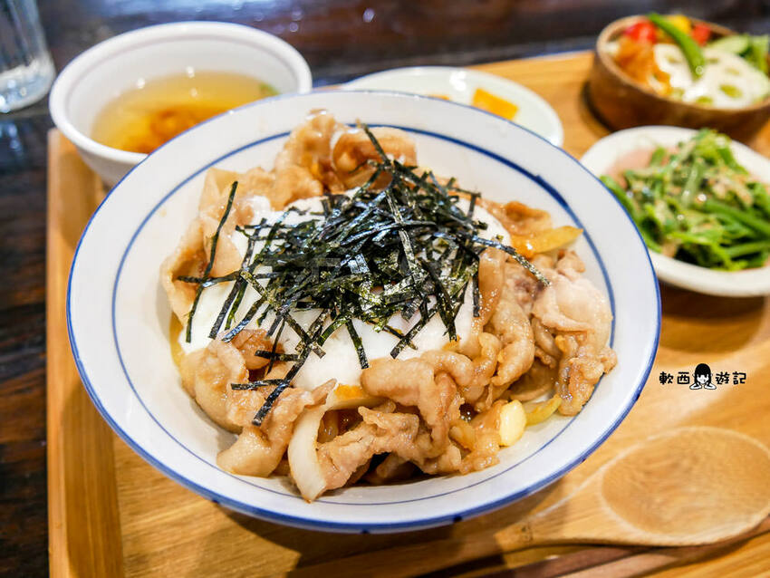 台南中西區美食推薦》kokoni cafe●浮誇草莓冰山!!! 季節限定草莓鬆餅 老宅文青咖啡廳 有插座(免費) 台南美食/台南餐廳/台南咖啡廳 - 軟西，遊記