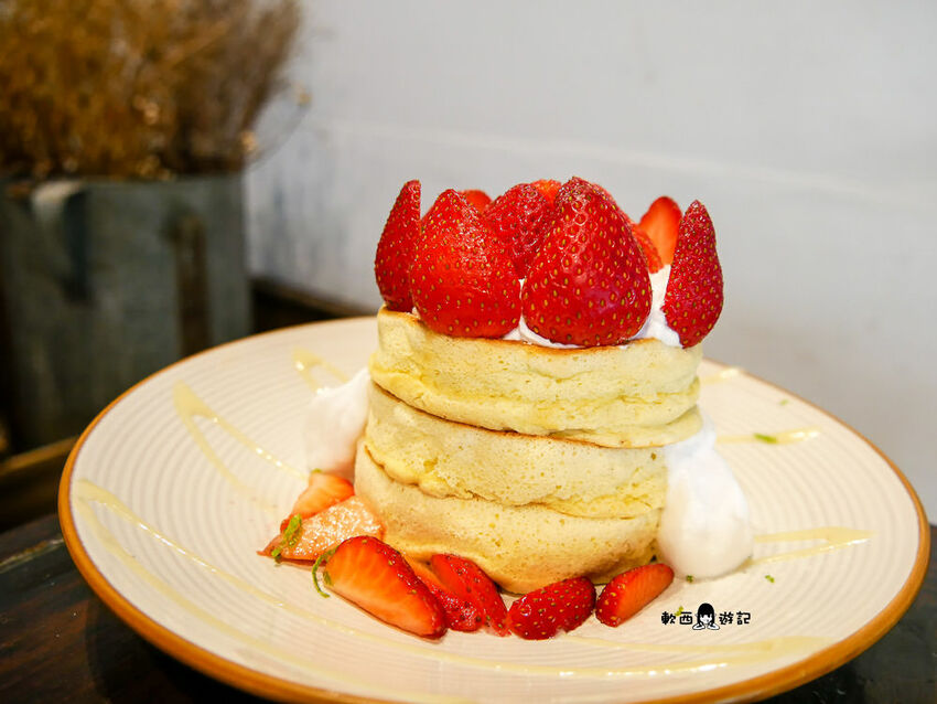 台南中西區美食推薦》kokoni cafe●浮誇草莓冰山!!! 季節限定草莓鬆餅 老宅文青咖啡廳 有插座(免費) 台南美食/台南餐廳/台南咖啡廳 - 軟西，遊記
