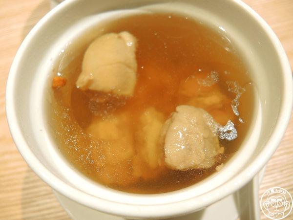 杭州小籠湯包(民生店)：呷飽祙【台北松山･杭州小籠湯包(民生東路店)】鮑魚燕窩也做成湯包