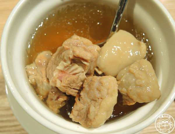 杭州小籠湯包(民生店)：呷飽祙【台北松山･杭州小籠湯包(民生東路店)】鮑魚燕窩也做成湯包