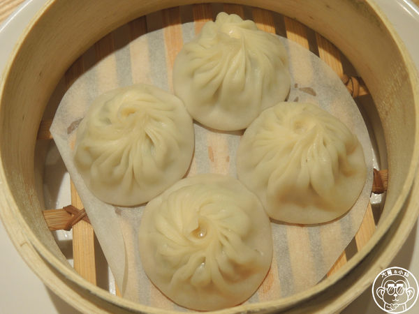 杭州小籠湯包(民生店)：呷飽祙【台北松山･杭州小籠湯包(民生東路店)】鮑魚燕窩也做成湯包