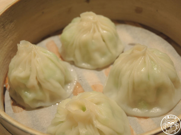 杭州小籠湯包(民生店)：呷飽祙【台北松山･杭州小籠湯包(民生東路店)】鮑魚燕窩也做成湯包