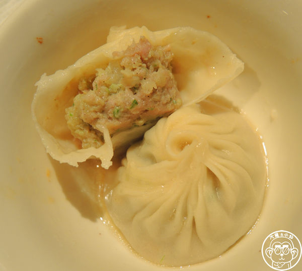 杭州小籠湯包(民生店)：呷飽祙【台北松山･杭州小籠湯包(民生東路店)】鮑魚燕窩也做成湯包