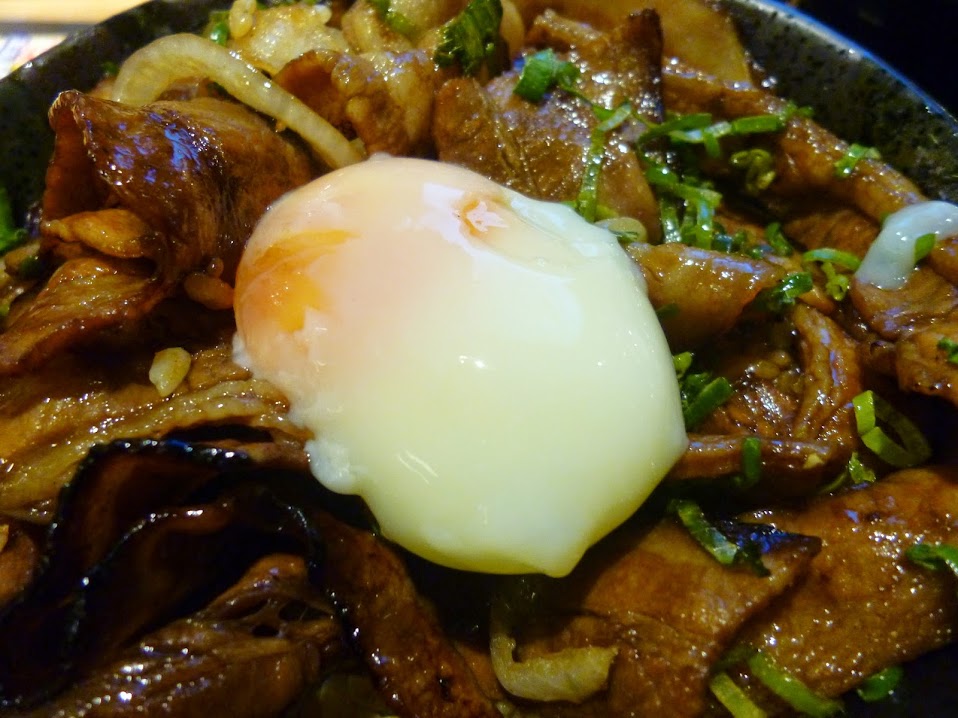 【桃園/新光三越站前店美食】相隔一年再度重逢，充滿回憶的燒肉與人生－燒丼株式會社