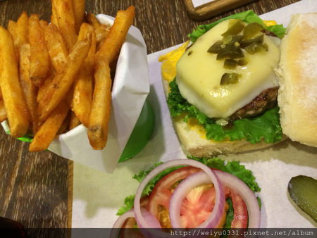東區市民大道美食、平價人氣美式料理-溫馨漢堡小店《1885 BURGER STORE》