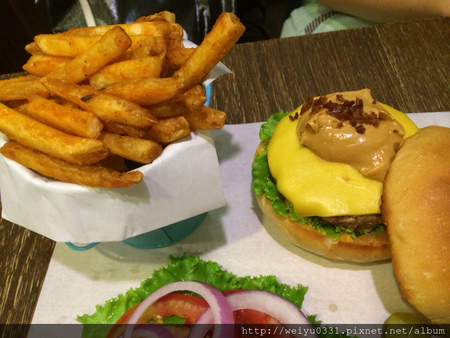 東區市民大道美食、平價人氣美式料理-溫馨漢堡小店《1885 BURGER STORE》
