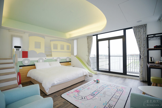 艾德堡德國城堡民宿(前台北德屋餐廳)品嚐德國人做的正宗德國豬腳套餐,外皮香酥肉質鬆軟 。香腸拼盤,有原味、巴伐利亞、起士口味一次收集|礁溪美食推薦