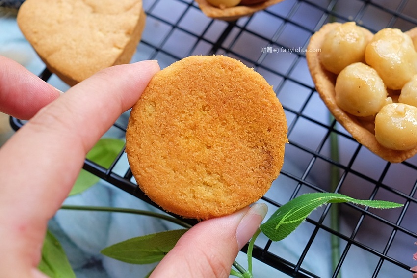 鴻鼎菓子。台中必買伴手禮 2020中秋節禮盒推薦,爆紅堅果塔夯到揚名到海外,網友狂激推:「台全最好吃」! @蹦啾♥謝蘿莉 La vie heureuse