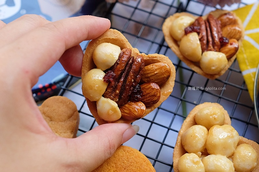 鴻鼎菓子。台中必買伴手禮 2020中秋節禮盒推薦,爆紅堅果塔夯到揚名到海外,網友狂激推:「台全最好吃」! @蹦啾♥謝蘿莉 La vie heureuse