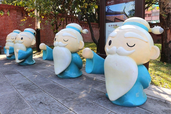 臺北孔廟：【台北景點】台北市孔廟~Q版造型的孔子爺爺公仔好可愛/沒想到孔廟也走這麼古錐的路線