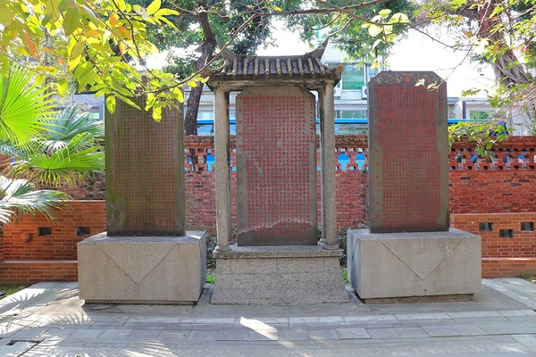 臺北孔廟：【台北景點】台北市孔廟~Q版造型的孔子爺爺公仔好可愛/沒想到孔廟也走這麼古錐的路線