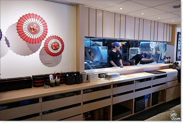 透明厨房也是店内特色,让你看的到师傅现场揉面和面杆面,现切还有现煮