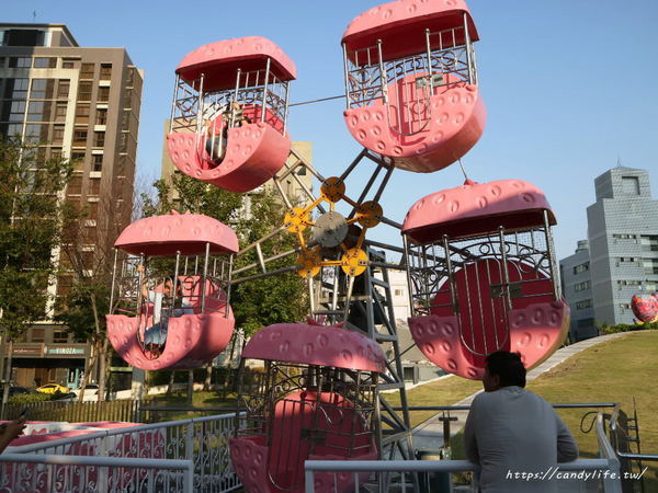 草悟廣場:台中景點│草悟廣場充滿少女心粉紅樂園登場!粉紅色海盜船、旋轉木馬、巨大夾娃娃機~