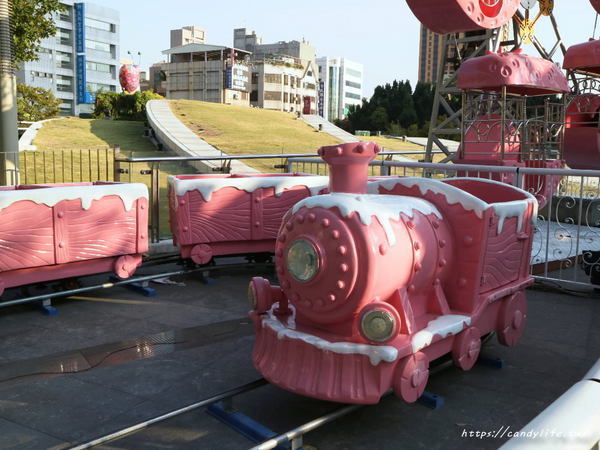 草悟廣場:台中景點│草悟廣場充滿少女心粉紅樂園登場!粉紅色海盜船、旋轉木馬、巨大夾娃娃機~