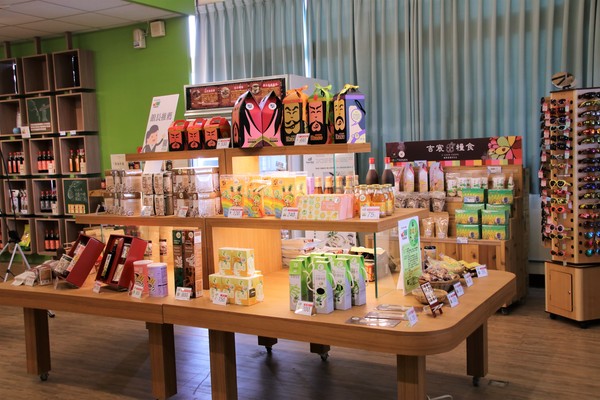 卡多利亞良食故事館:【台南後壁景點】卡多利亞良食故事館~便當工廠飄滿滷肉香,兒童遊樂設施,在地食材的歐式自助餐吃到飽