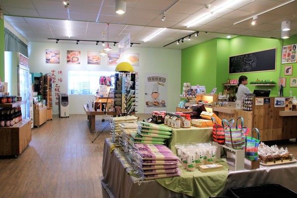 卡多利亞良食故事館:【台南後壁景點】卡多利亞良食故事館~便當工廠飄滿滷肉香,兒童遊樂設施,在地食材的歐式自助餐吃到飽