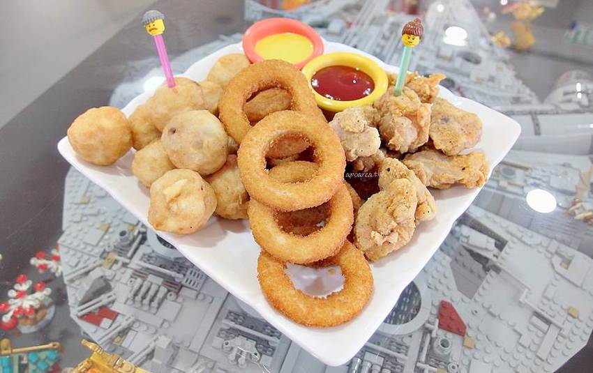 找樂子積木咖啡。隱藏巷弄內的樂高積木主題餐廳，推薦樂高迷必訪，台中友善親子餐廳 - 蘋果話日常