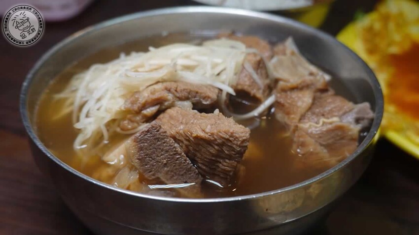 饒河街夜市美食懶人包！台北人必吃心心腸粉、藥燉排骨、烤玉米推薦。