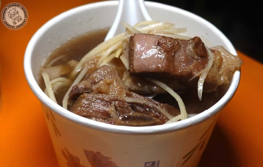 饒河街夜市美食懶人包！台北人必吃心心腸粉、藥燉排骨、烤玉米推薦。