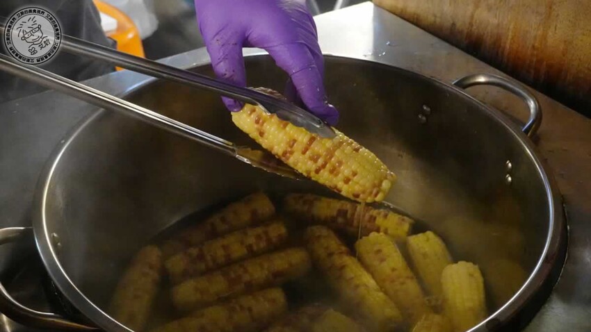 饒河街夜市美食懶人包！台北人必吃心心腸粉、藥燉排骨、烤玉米推薦。