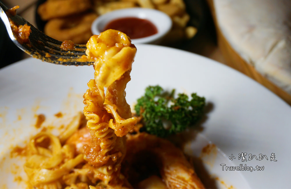 台中一日遊》IG打卡景點.中科美食.踏青.溜小孩.免費景點一次滿足!推薦路線:米蘭街義式小館+中科商圈假日文創市集+台中都會公園+ UNO貨櫃市集 - 小潔趴趴走旅遊札記