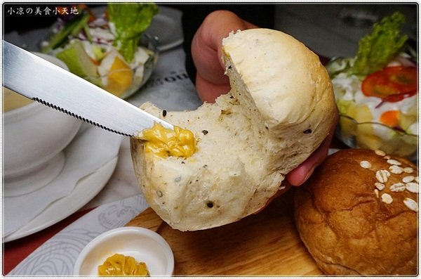 milano米蘭街義式小館(中科店)：台中西屯』米蘭街義式小館║中科美食推薦，精緻義式料理、排餐、還有午茶限定舒芙蕾鬆餅，療癒系甜點!