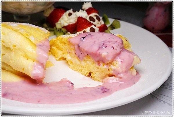 milano米蘭街義式小館(中科店)：台中西屯』米蘭街義式小館║中科美食推薦，精緻義式料理、排餐、還有午茶限定舒芙蕾鬆餅，療癒系甜點!