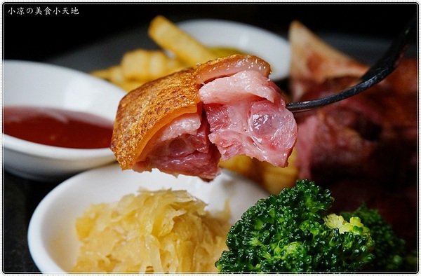 milano米蘭街義式小館(中科店)：台中西屯』米蘭街義式小館║中科美食推薦，精緻義式料理、排餐、還有午茶限定舒芙蕾鬆餅，療癒系甜點!