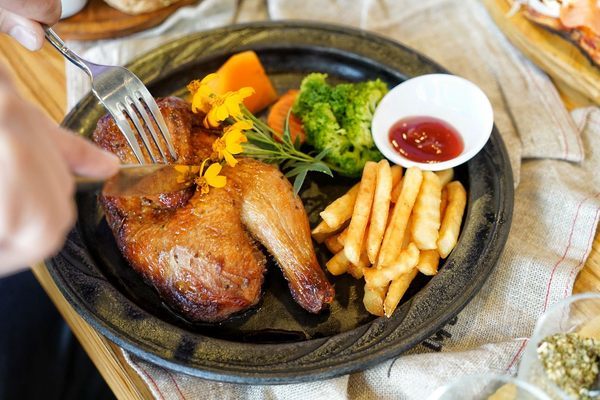 milano米蘭街義式小館(中科店)：【台中美食】Milano米蘭街義式小館位於中科商圈 有多款手工義大利麵條，還有美味的現烤雙拼披薩！