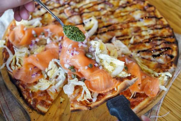 milano米蘭街義式小館(中科店)：【台中美食】Milano米蘭街義式小館位於中科商圈 有多款手工義大利麵條，還有美味的現烤雙拼披薩！