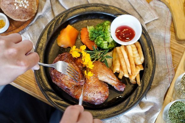 milano米蘭街義式小館(中科店)：【台中美食】Milano米蘭街義式小館位於中科商圈 有多款手工義大利麵條，還有美味的現烤雙拼披薩！