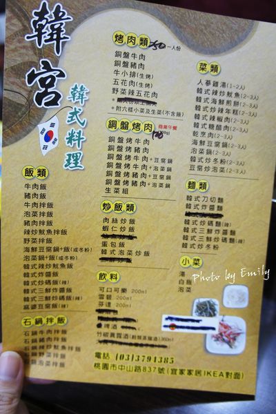 当我们入坐后,服务生会奉上麦茶还有菜单及餐具组