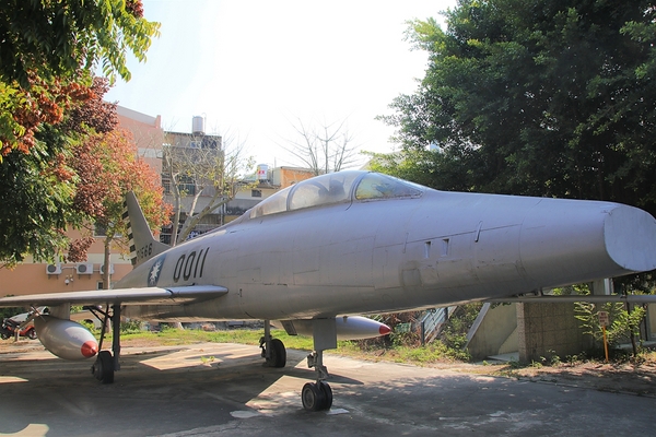 彰化溪湖軍機公園：【彰化溪湖景點】軍機公園~軍方報廢幾架老舊型飛機，讓飛機迷及旅人們，能有機會更近一步接觸